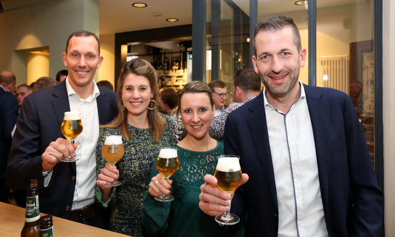 Proosten in het nieuwe Brand proeflokaal